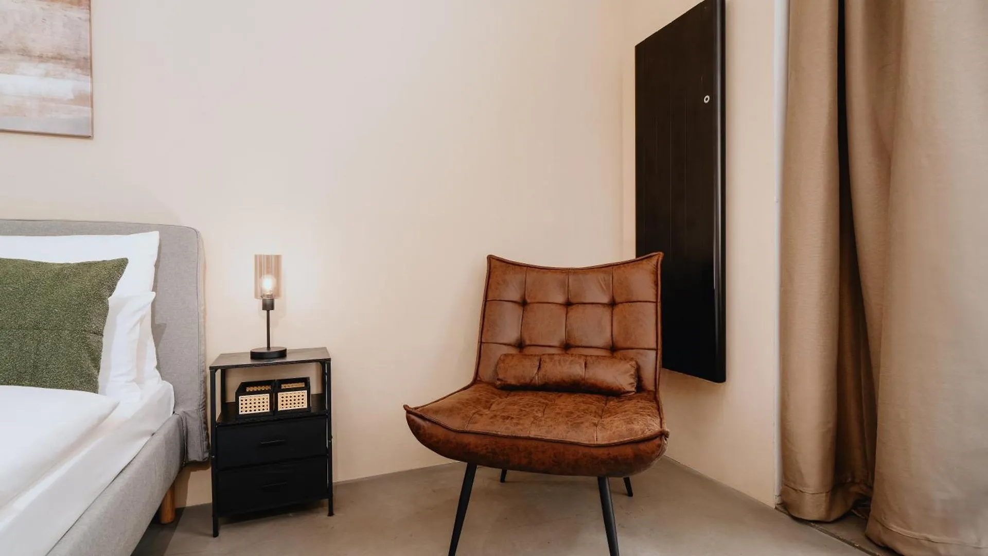 Homely Berlin - Historic Building, 3 Bedrooms, Mauerpark, Family & Business 0*,  Германия